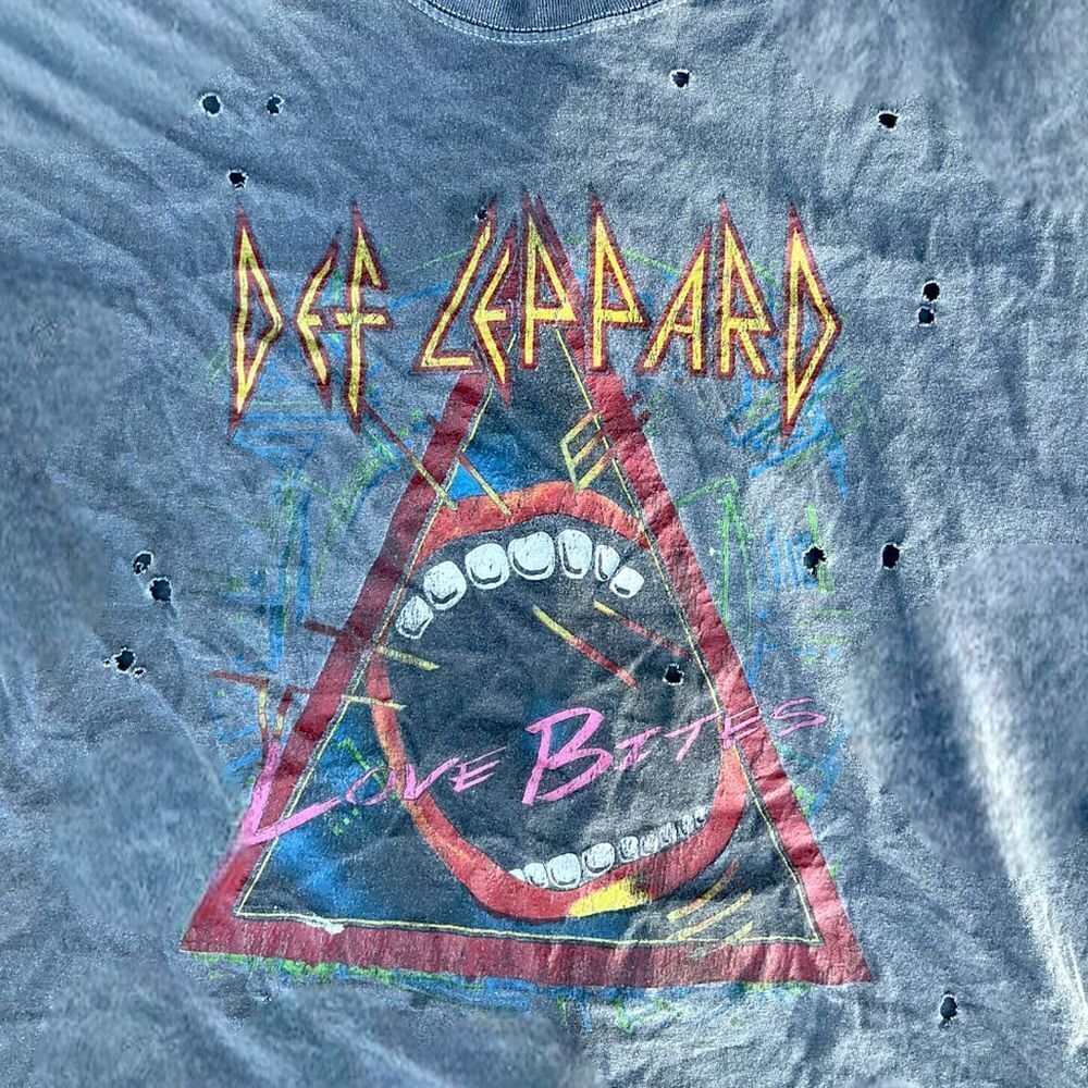 🧨 Def Leppard “Love Bites” Tee 🦷 Distressed Vintage Rock Shirt (XL) - Picture 5 of 6